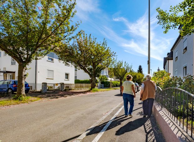 Die beiden Damen hoffen, dass die Straße irgendwann doch noch umbenannt wird.