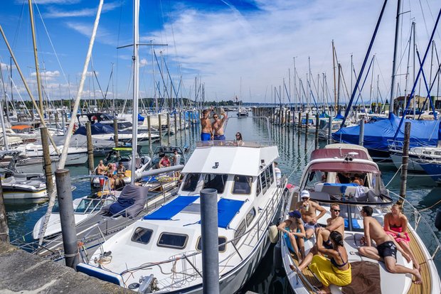 Erholung von der vollen Stadt: Sonnenbaden auf der Yacht.