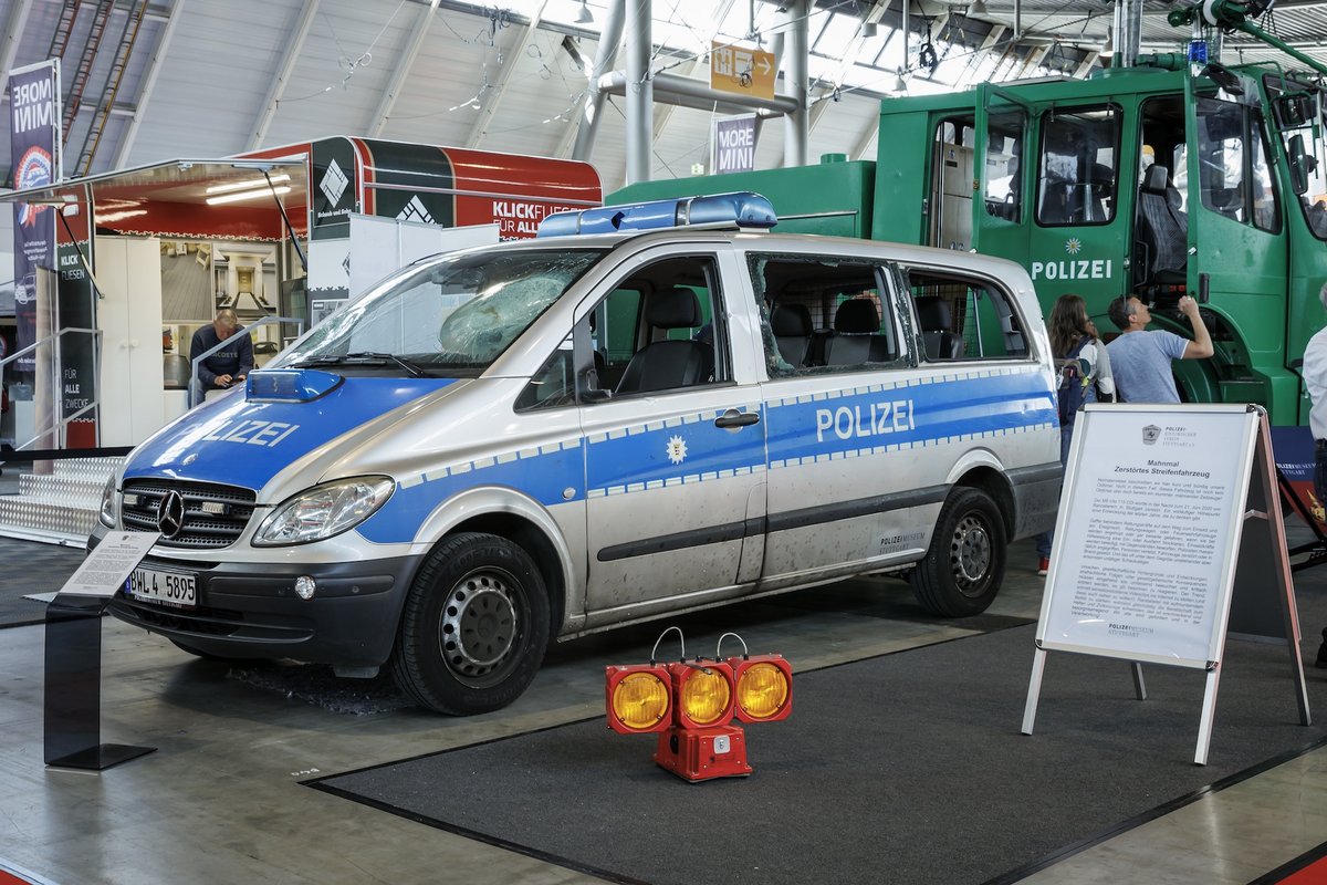 Kein Oldtimer, aber ein "stummer, mahnender Zeitzeuge": demoliertes Polizeiauto auf der Messe "Retro Classics". Foto: Julian Rettig