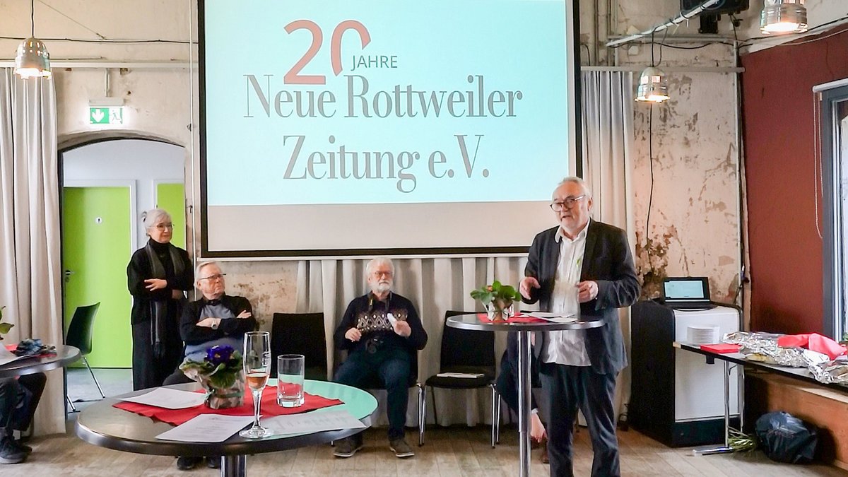 Josef-Otto Freudenreich beglückwunscht die "Neue Rottweiler Zeitung" zum 20. Jubiläum Foto: Seemoz