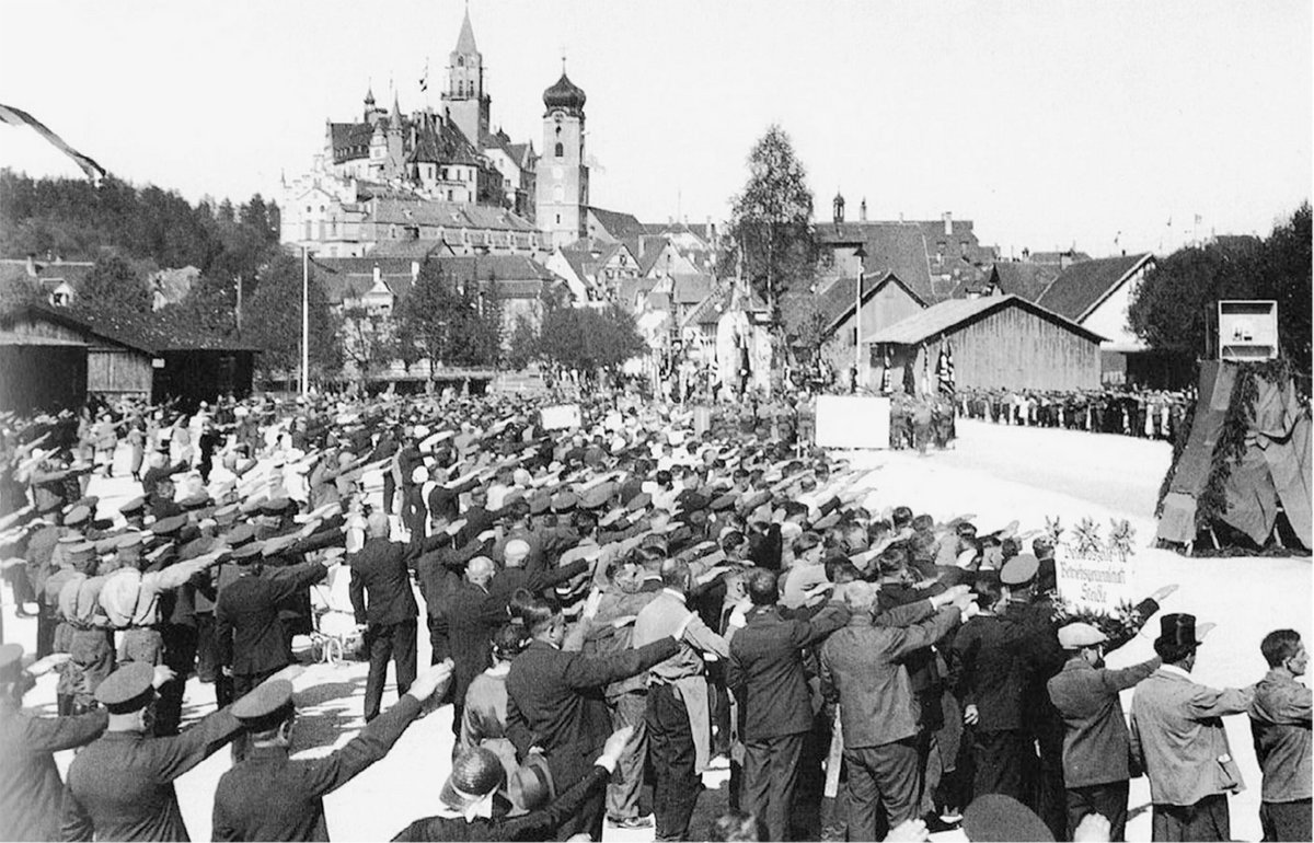 1933: In Sigmaringen versammeln sich die Nazis zum Führergruß unterhalb des Schlosses. 1933: In Sigmaringen versammeln sich die Nazis zum Führergruß unterhalb des Schlosses.