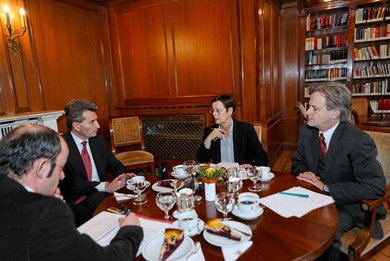 Oettinger im Interview mit Journalisten der "Südwest Presse".
