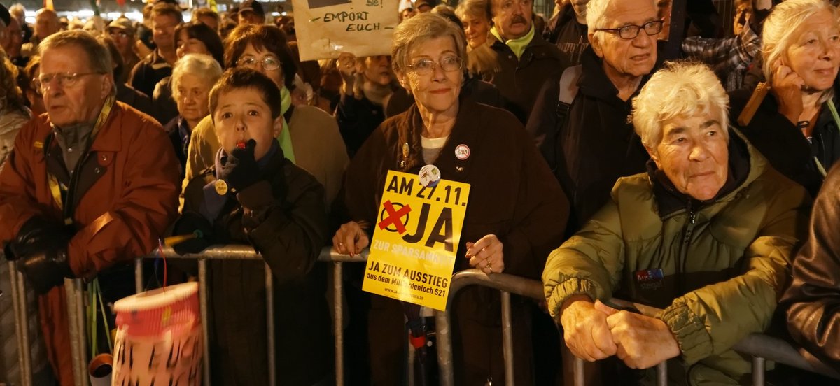 Noch voller Hoffung: Teilnehmer einer Montagsdemo am 31. Oktober 2011. Fotos: Joachim E. Röttgers Noch voller Hoffung: Teilnehmer einer Montagsdemo am 31. Oktober 2011. Fotos: Joachim E. Röttgers