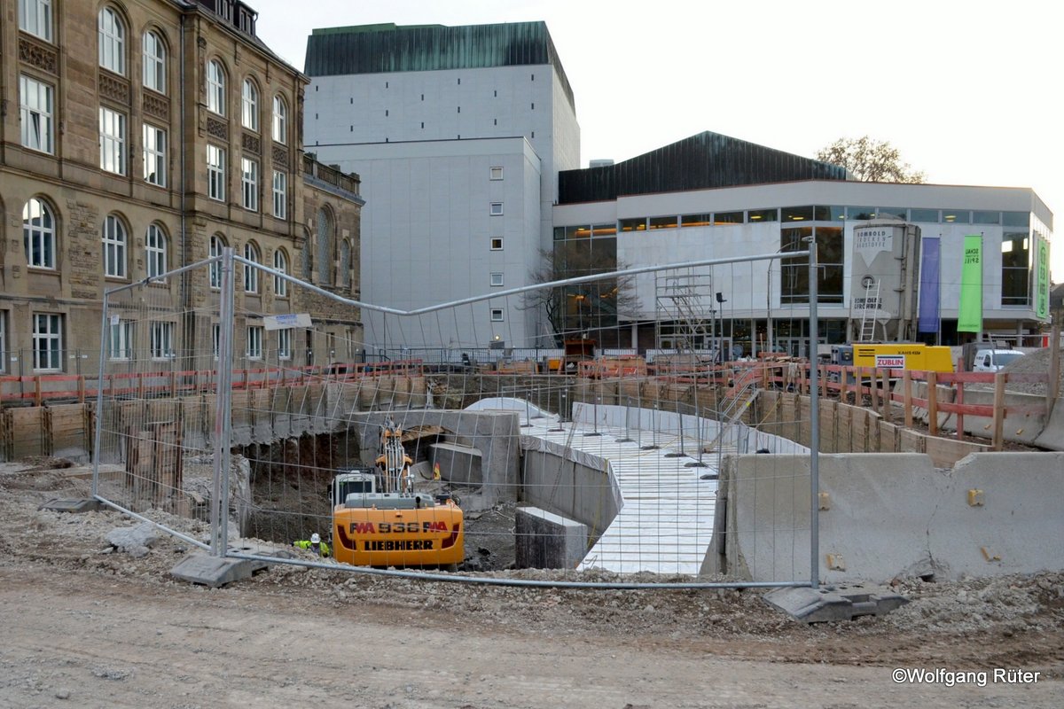 Beim Staatstheater neben dem Königin-Katharina-Stift nähert sich der Nesenbach-Hauptsammler der Bahnhofsbaustelle.