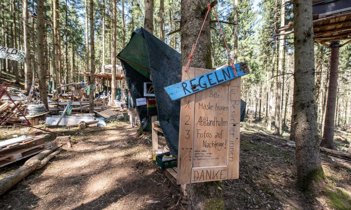 Alti wächst weiter, immer mehr Baumhäuser kommen dazu. Und Regeln. 