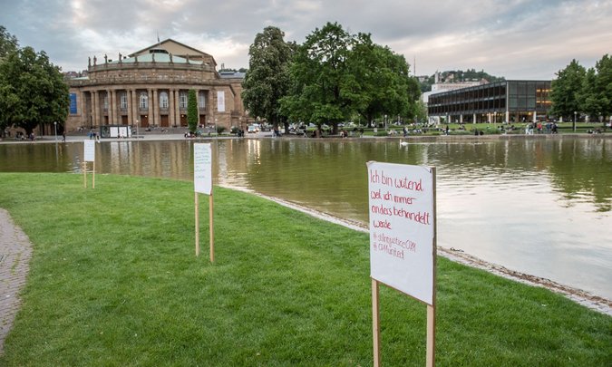 Am Eckensee in Stuttgart-Mitte zeugten Schilder von rassistischen Erlebnissen. Am Eckensee in Stuttgart-Mitte zeugten Schilder von rassistischen Erlebnissen.