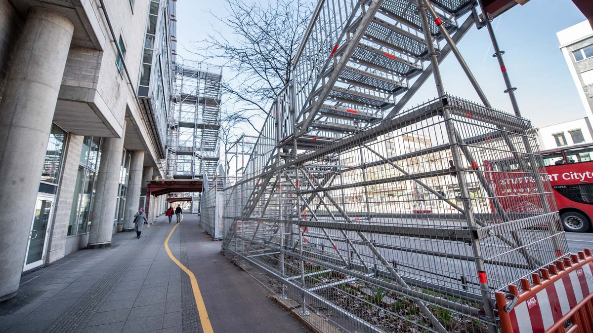 Eine Konstante in turbulenten Zeiten: die eigentlich nur provisorische Feuertreppe am Rotebühlplatz. Foto: Jens Volle