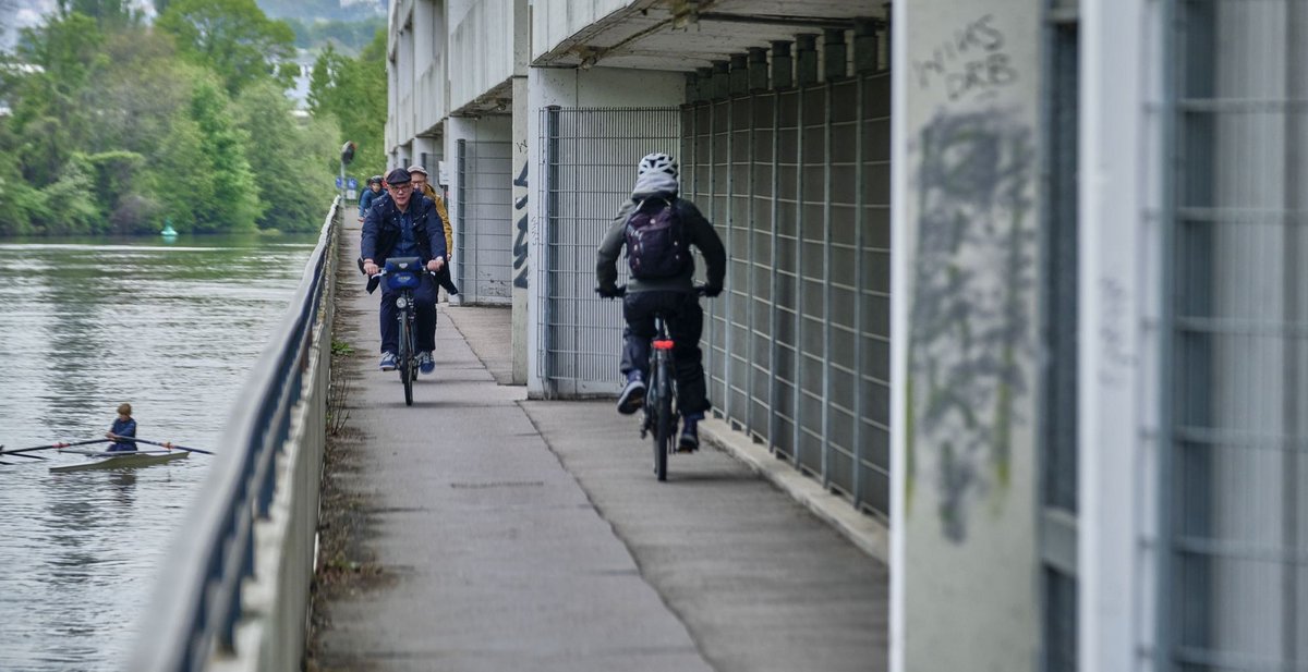 Engpass am Daimler-Parkhaus: die schönsten Ufer-Plätze sind für Autos reserviert. 