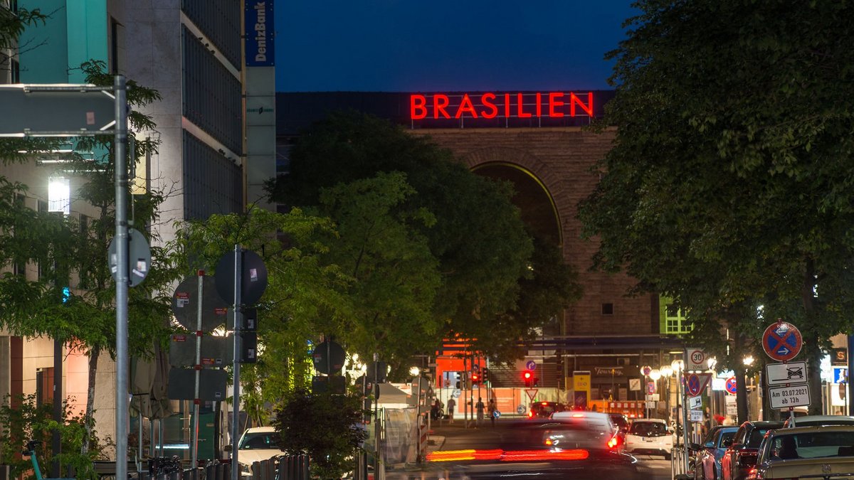 Wie in "Brasilien" nur noch Fassade? Der Stuttgarter Bahnhofsbau, Mitte August 2021. Foto: Jens Lyncker