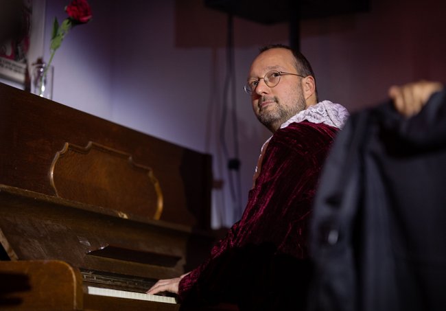 Christian (Christian Müller) räsoniert über Kinder und Enkelkinder.