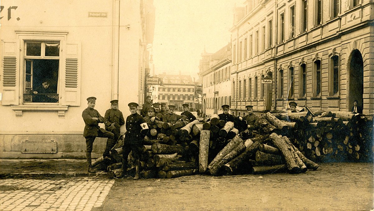 Schutzpolizei an einer Barrikade in Lörrach während der Unruhen im September 1923. Foto: Stadtarchiv Lörrach Schutzpolizei an einer Barrikade in Lörrach während der Unruhen im September 1923. Foto: Stadtarchiv Lörrach