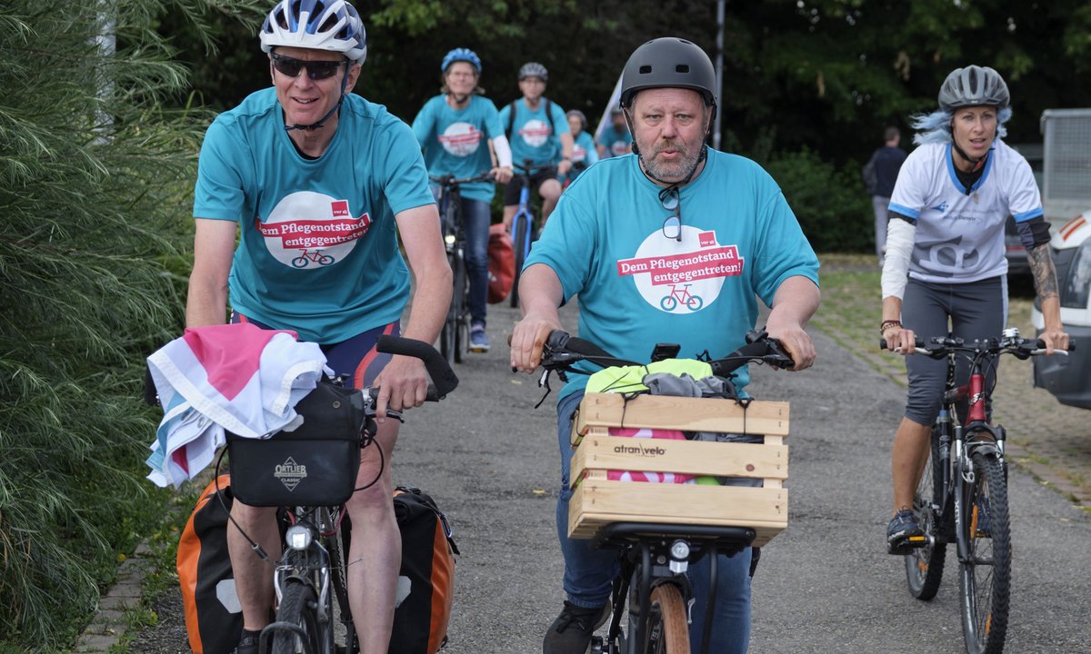 ... und traten in die Pedale.