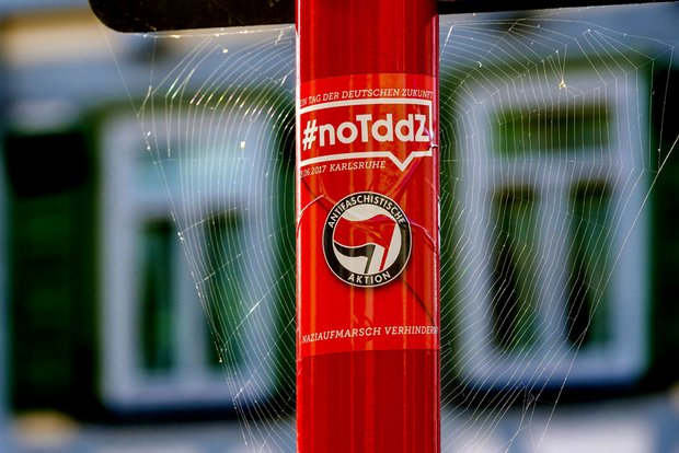 Uhlinger Antifa klebt gegen Rechts. 