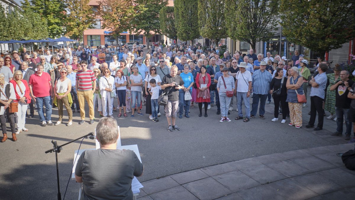 Um die 120 Menschen waren auf dem Schillerplatz.  Um die 120 Menschen waren auf dem Schillerplatz.