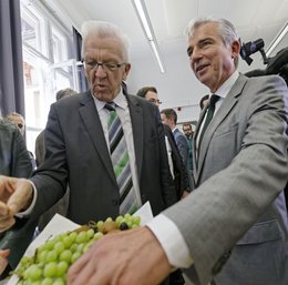 Kretschmann, Strobl und ein Korb voll grüner und schwarzer Früchtchen.