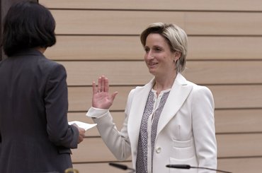 Gleich nach dem Amtsantritt als Wirtschaftsministerin (hier bei ihrer Vereidigung im Mai 2016) kassiert sie die erste ordentliche Abfuhr. 