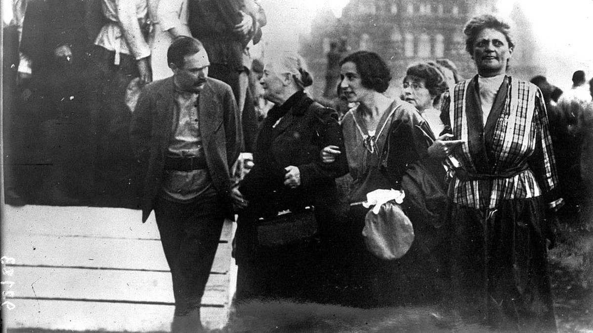 Hertha Gordon (vorne, 3.v.l.) mit Clara Zetkin (2.v.l.) beim dritten Kongress der Komintern, Moskau 1921. Foto: wikimedia.org, Autor:in unbekannt, gemeinfrei, https://commons.wikimedia.org/w/index.php?curid=45657647