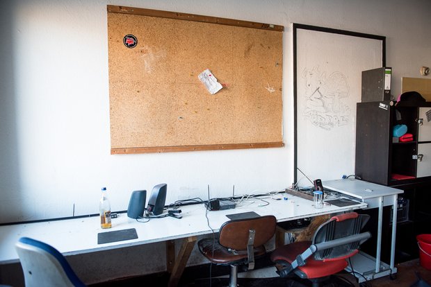 Hier war mal das Medienzentrum: Die Rechner hat das LKA bei der Razzia im August mitgenommen.
