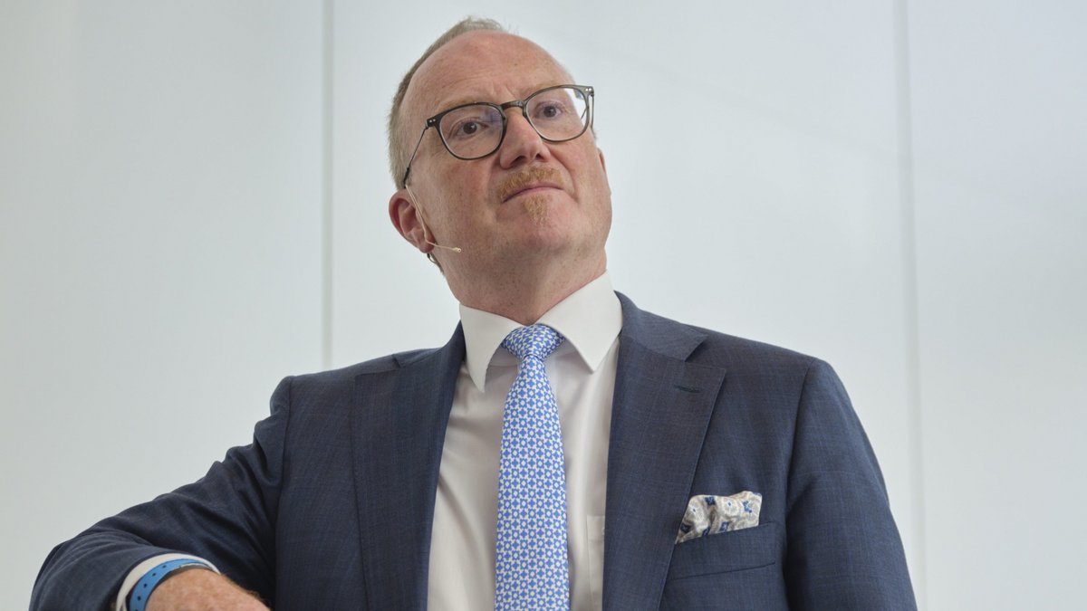 Ein Drittel Frankreich, ein Viertel Schweiz und 17,3 Prozent Neuseeland ergeben ein synthetisches Deutschland: Lars P. Feld stellt ein Gutachten in Stuttgart vor. Fotos: Joachim E. Röttgers