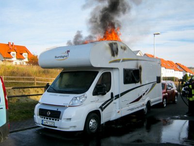 Das brennende Wohnmobil in Eisenach gegen 13.20 Uhr, entnommen aus dem Bericht zum Untersuchungsausschuss. Foto: Landespolizeiinspektion Gotha.  Das brennende Wohnmobil in Eisenach gegen 13.20 Uhr, entnommen aus dem Bericht zum Untersuchungsausschuss. Foto: Landespolizeiinspektion Gotha.