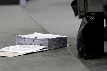 Aktenwälzen gehört zu den Hauptaufgaben der Ausschussmitglieder.