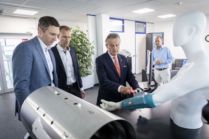 Qant-CEO Michael Förtsch (links) präsentiert eine futuristische Prothese. Foto: Julian Rettig