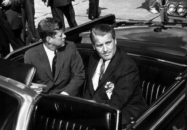 John F. Kennedy und Wernher von Braun 1962 im Marshall Space Flight Center. Foto: <a rel="nofollow" class="external free" href="https://archive.org/details/468544main_9131494_rs">NASA/MSFC</a>, gemeinfrei, <a href="https://commons.wikimedia.org/w/index.php?curid=22799498">Link</a>