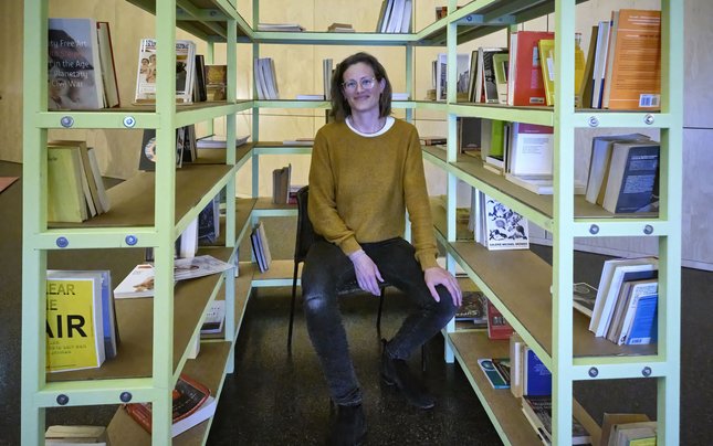 Julia Wirsching und ihr Regal voll "Hätte ich bloß Zeit dafür!"-Bücher.