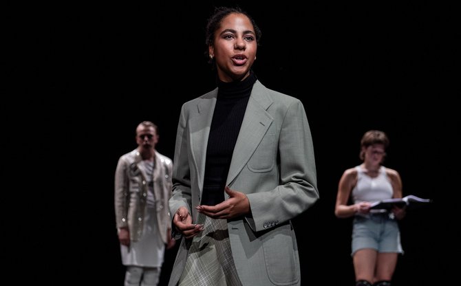 Emese Kárász (zwischen Ben Engelgeer und Lisbet Hampe) rezitiert überwiegend in ungarischer Sprache.