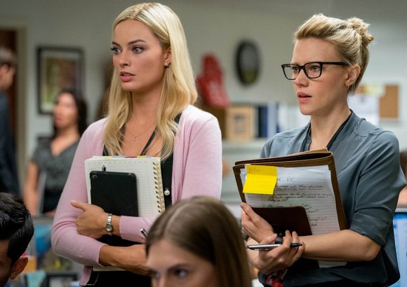 Jungredakteurin Kayla Pospisil (Margot Robbie, links) mit Kollegin Jess Carr (Kate McKinnon), die heimlich lesbisch und – OMG! – ein Hillary-Fan ist.