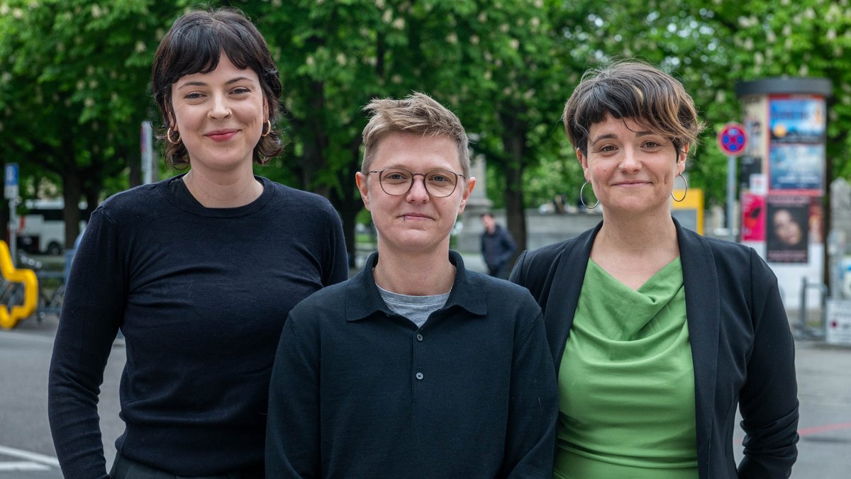 Wie sahen lesbische Lebenswelten vor hundert Jahren aus? Dieser Frage nachgegangen sind Elena Mayeres, Steff Kunz und Muriel Lorenz (von links). Foto: Jens Volle