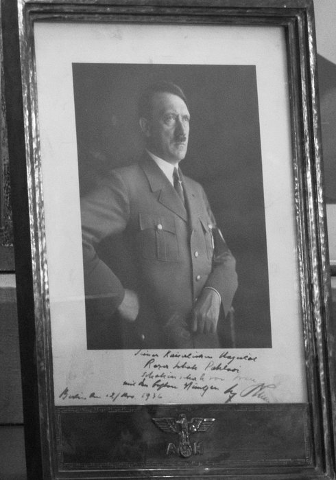 Hitlers Geschenk für "Ihre Kaiserliche Majestät Resa Schah Pahlavi, Schahanschah des Irans, mit den besten Wünschen. Berlin, 12. März 1936". Foto: Truth Seeker/fawiki, gemeinfrei, <a href="https://commons.wikimedia.org/w/index.php?curid=11726874">Link</a>