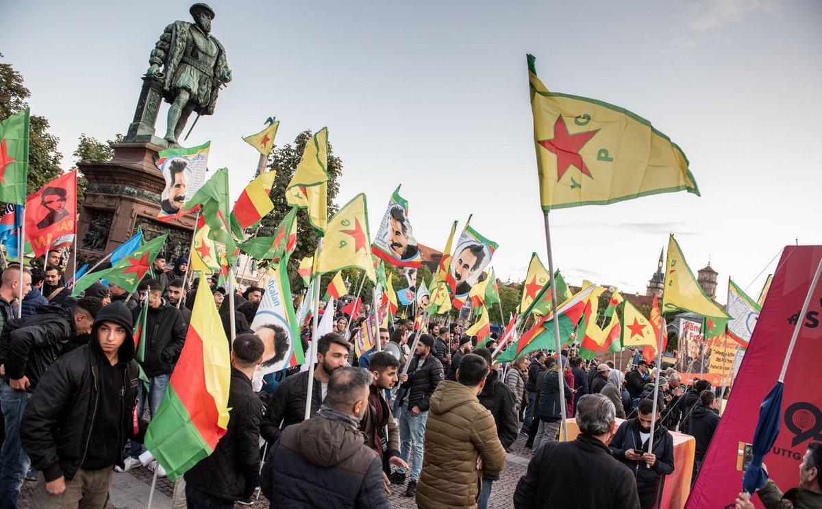 Kurden-Demo vergangenen Herbst in Stuttgart, nach der türkischen Militäroffensive "Operation Friedensquelle" in Nordsyrien. Foto: Jens Volle