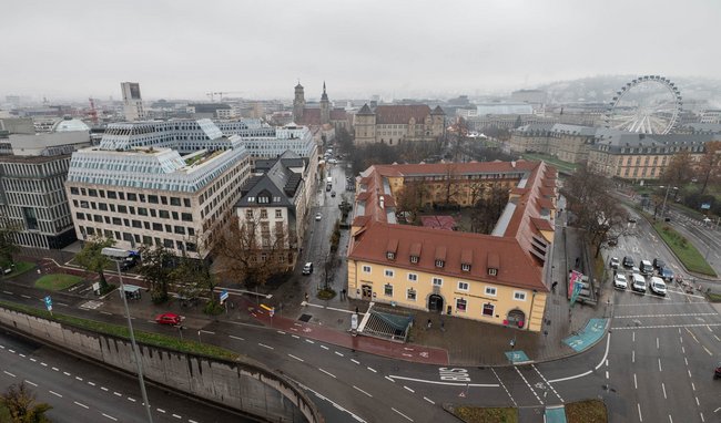 Signa thront im elften Stock eines Hochhauses mit bestem Blick über die investorenfreundliche City. Signa thront im elften Stock eines Hochhauses mit bestem Blick über die investorenfreundliche City.