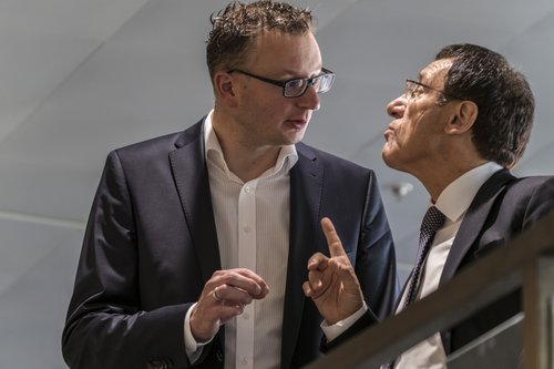 Verblüfft manchmal selbst die CDU: Krawattenloser Schwarz mit dem Unions-Fraktionsvorsitzenden Wolfgang Reinhart (rechts). 