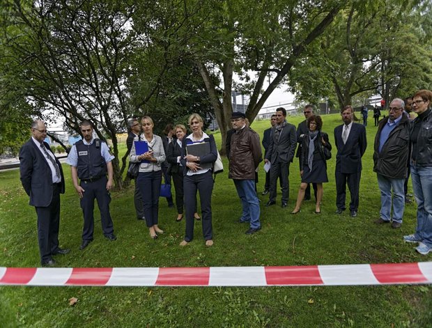 Die Vorsitzende Richterin Manuela Haussmann steht beim Augenschein in der Mitte. Foto: Jo E. Röttgers