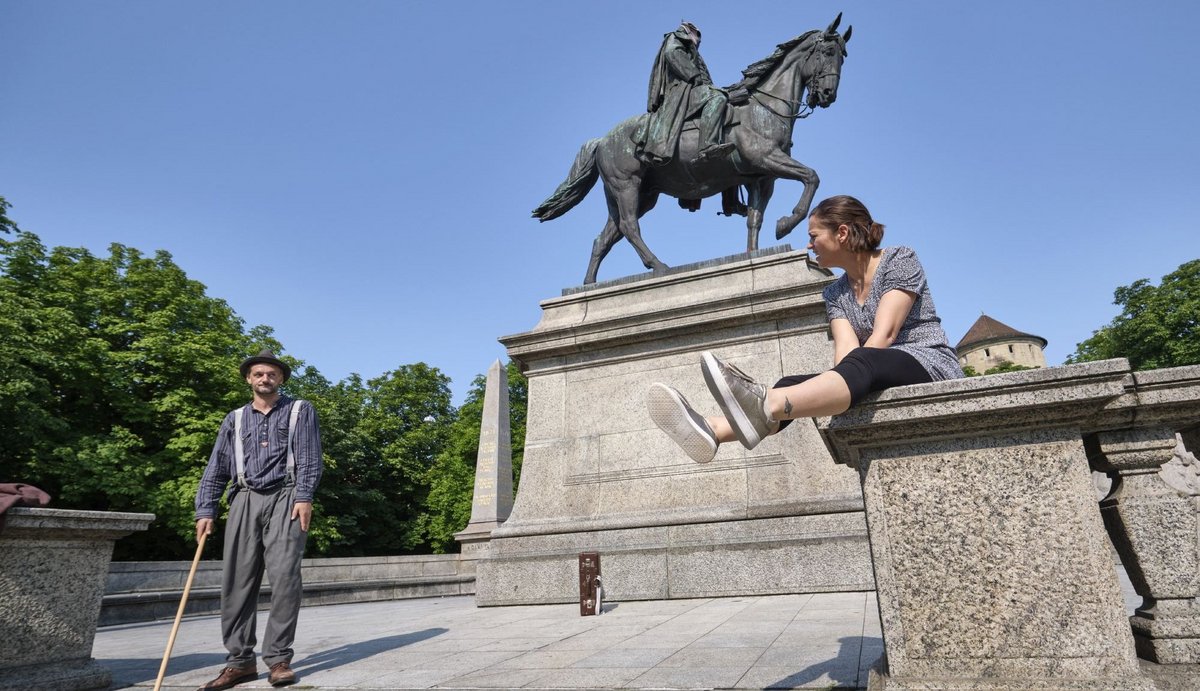 Nicht den Schweigsamen selbst, sondern "Des Kaisers letztes Pferd" bringen sie im gleichnamigen Theaterstück zum Sprechen: Manuel Krstanovic und Natascha Kuch vom Theater tri-bühne unter dem Reiterstandbild Wilhelms I. auf dem Stuttgarter Karlsplatz. Foto: Joachim E. Röttgers