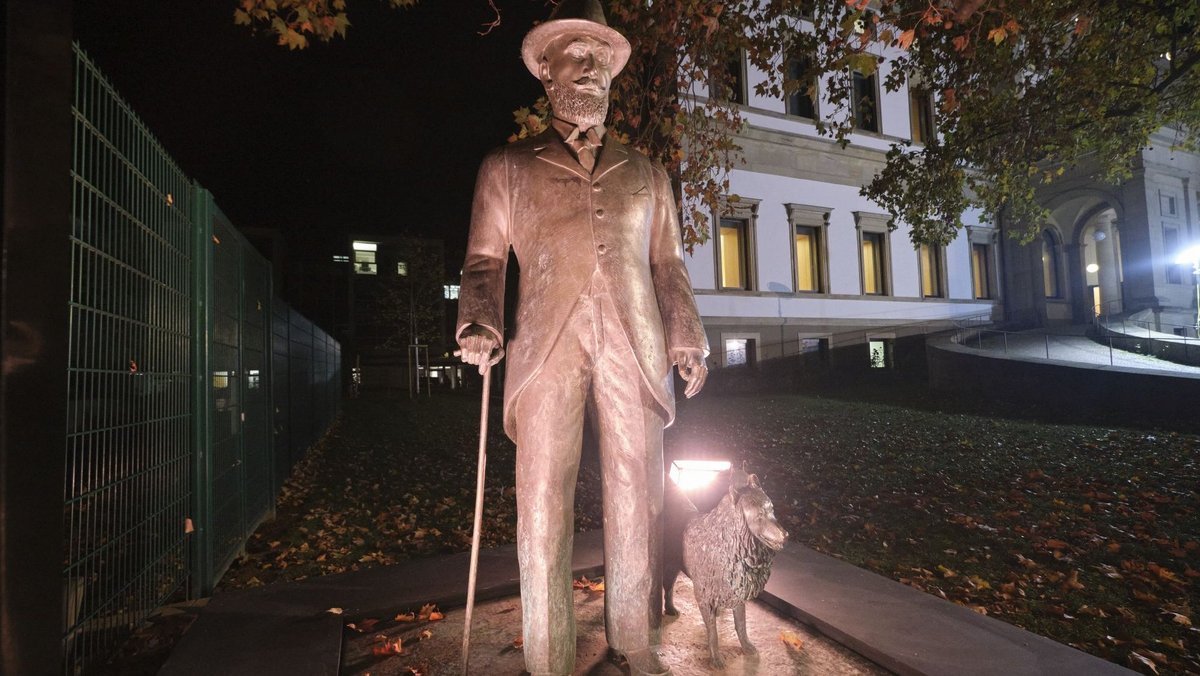 Steht momentan nicht vor, sondern im Stadtpalais: Hermann-Christian Zimmerles Monarchen-Haustier-Ensemble. Foto: Joachim E. Röttgers