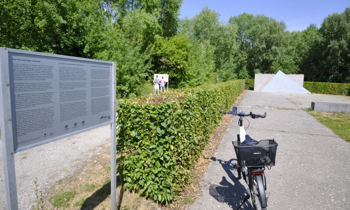 Das Mahnmal am Westende der ehemaligen Startbahn des Flughafens Hailfingen. Es erinnert an 601 KZ-Häftlinge, die diese unter widrigsten Bedingungen instand halten mussten.