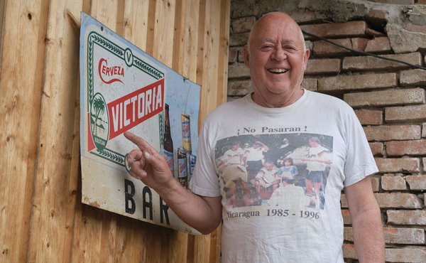 Karl Jäger heute mit Erinnerungsstück. Foto: Joachim E. Röttgers