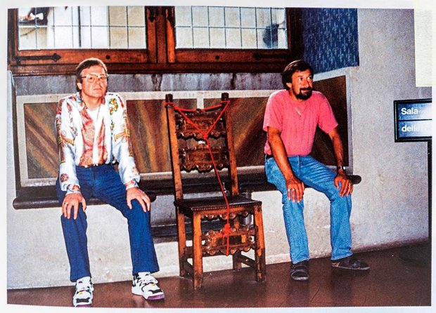 Toni (links) mit spektakulärem Versace-Hemd. Aus Ritter, Udo: Dies ist mein bestes Jahr, Selbstverlag, 2000, Seite 109