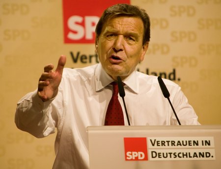 Das Vertrauen in ihn liegt mittlerweile bei Null: Gerhard Schröder im Wahlkampf 2006. 