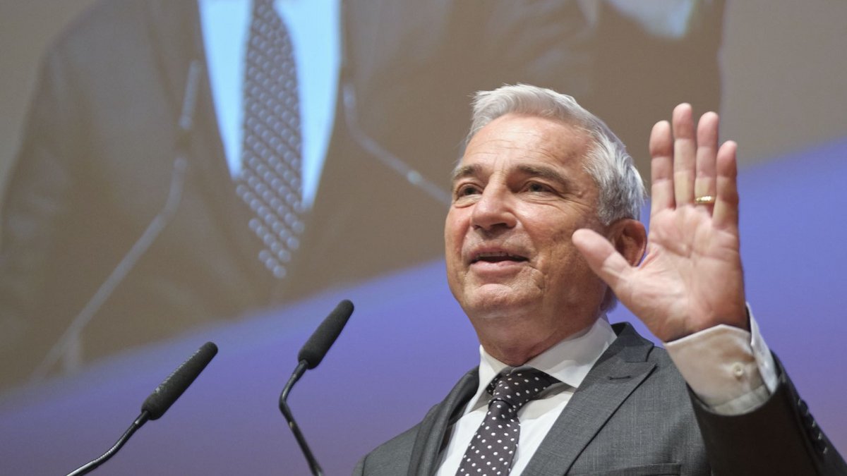 Innenminister Thomas Strobl mit "Nichts als die Wahrheit"-Geste. Foto: Joachim E. Röttgers