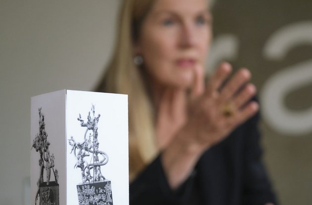 Lenks Skulptur in Miniatur, <a href="https://www.stadtpalais-stuttgart.de/wp-content/uploads/2020/12/LHS-Stadtpalais-Skulptur-S-21-Denkmal-von-Peter-Lenk-als-Bastelset-1512.pdf">herausgegeben vom Stadtpalais höchstselbst</a>.