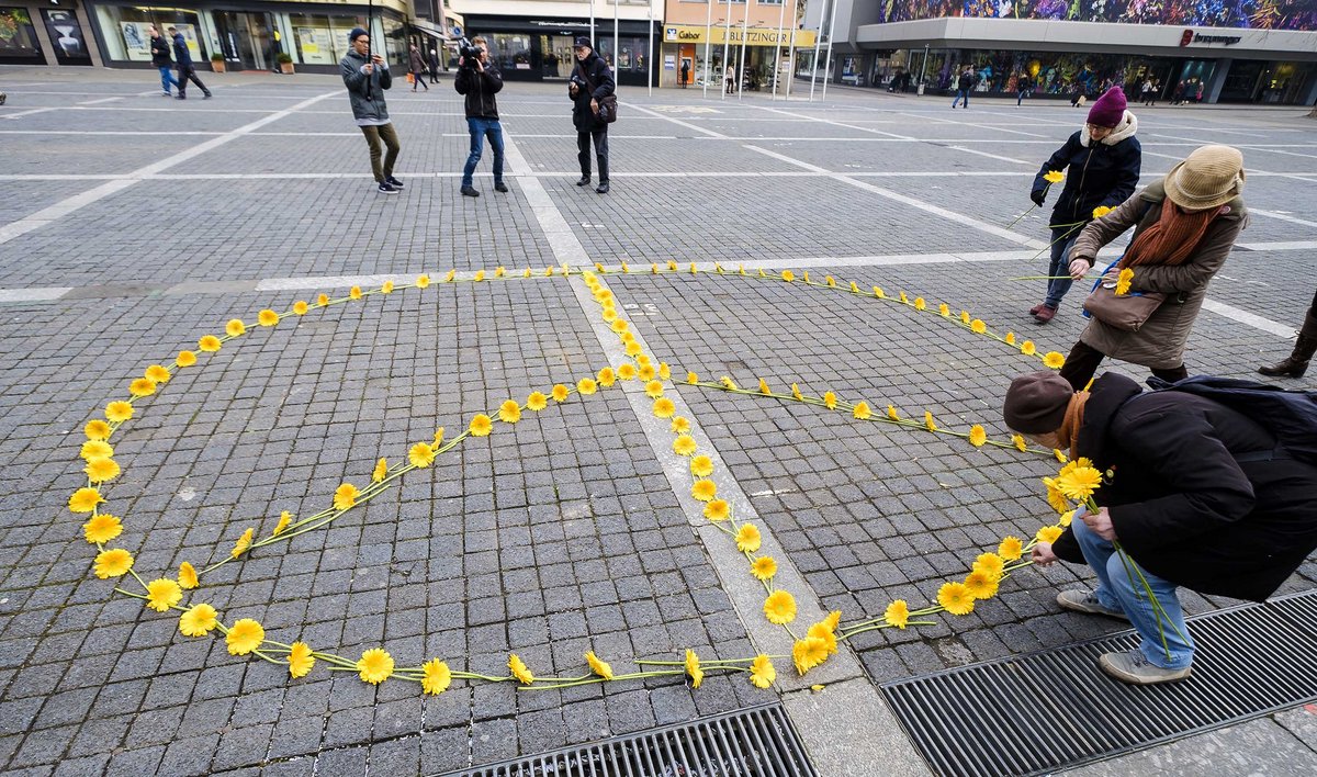 60 Jahre Peace-Zeichen feierte die deutsche Friedensgesellschaft DFG-VK auf dem Stuttgarter Marktplatz, Februar 2018. Foto: Joachim E. Röttgers