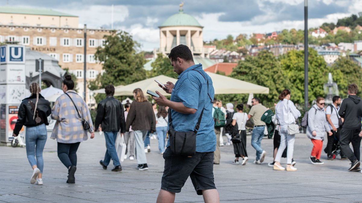 Süchtig oder souverän – Doppel-Smombie auf Stuttgarts Schlossplatz. Foto: Jens Volle