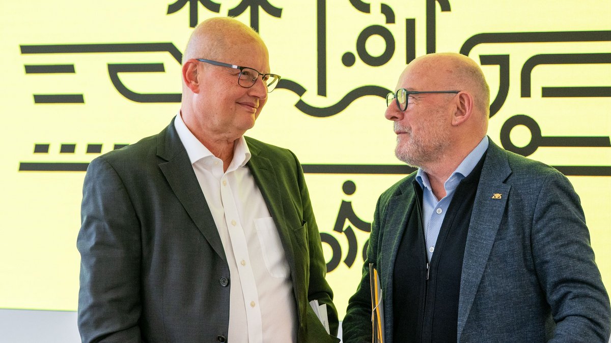 DB-Vertreter Olaf Drescher (links) und Verkehrsminister Winfried Hermann (Grüne) waren vergangene Woche gut drauf. Foto: Jens Volle DB-Vertreter Olaf Drescher (links) und Verkehrsminister Winfried Hermann (Grüne) waren vergangene Woche gut drauf. Foto: Jens Volle