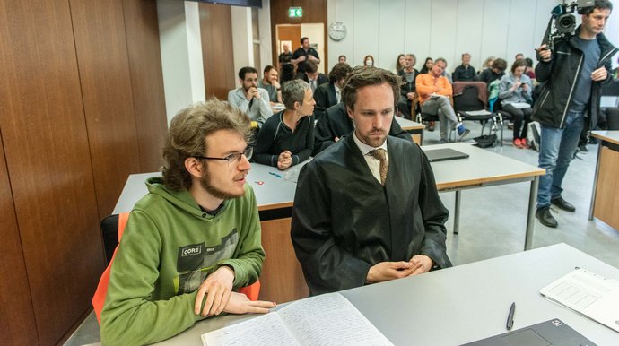 Nicht alle, die interessiert waren, fanden im Gerichtssaal Platz. Nicht alle, die interessiert waren, fanden im Gerichtssaal Platz.