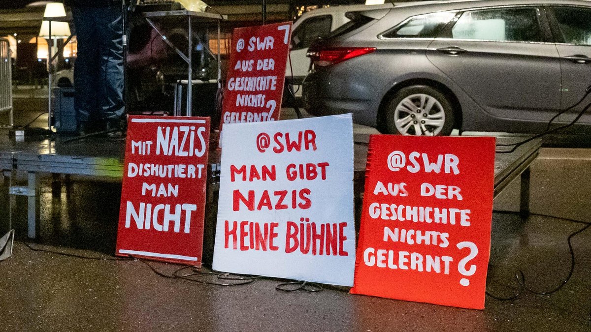 Protest gegen das SWR-Triell mit AfD-Spitzenkandidat Markus Frohnmaier vor der Landtagswahl am 24. Februar 2026. Foto: Jens Volle