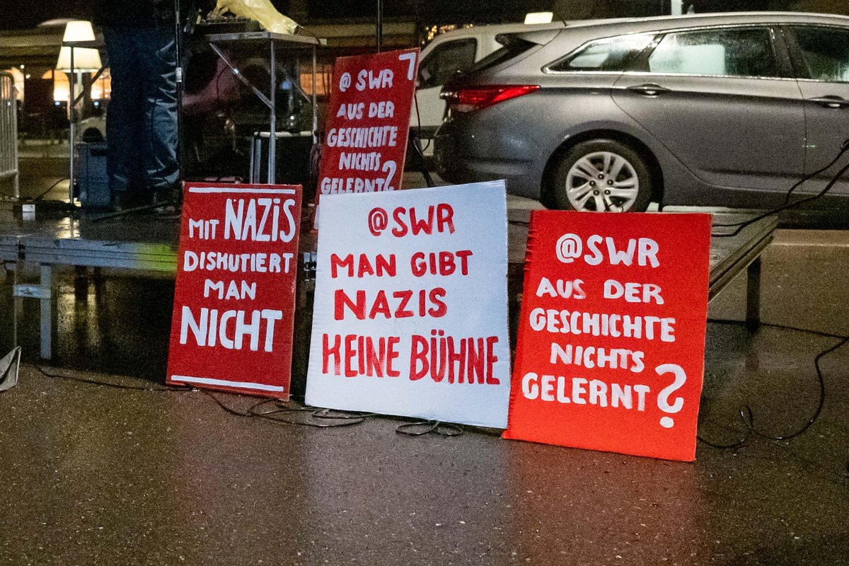 Protest gegen das SWR-Triell vor der Landtagswahl, zu dem auch AfD-Spitzenkandidat Markus Frohnmaier geladen war, am 24. Februar 2026 vor dem SWR-Funkhaus in Stuttgart. Foto: Jens Volle